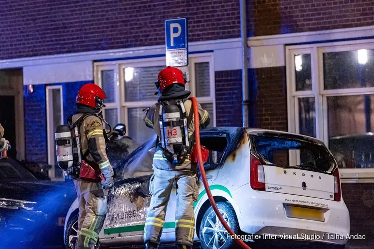 Elektrische deelauto verwoest na brand in Amsterdam-West