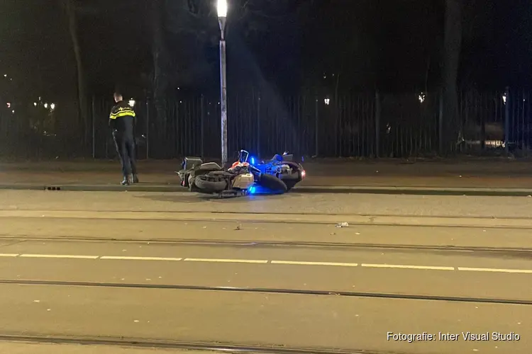 Motorbestuurder aangehouden na achtervolging, politieauto's komen in botsing