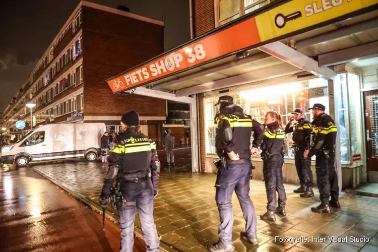 Mobiele eenheid in actie bij ongeregeldheden in Slotermeer en Geuzenveld