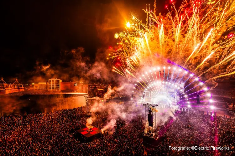 Amsterdam luidt het nieuwe jaar précies om 00:00 uur in met Electric Fireworks (Junior) op het Museumplein
