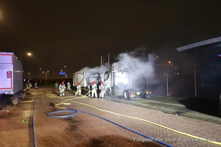 Twee vrachtauto's in brand in Westpoort