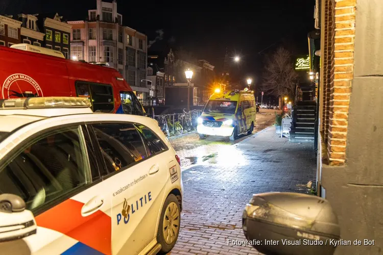 Persoon te water op Oudezijds Voorburgwal