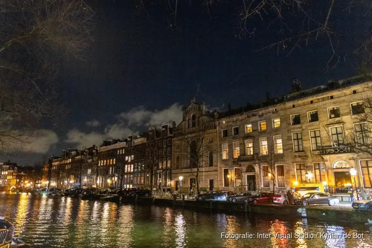 Brand in grachtenpand in Amsterdam