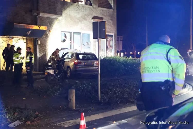 Auto rijdt tegen appartementencomplex in Amstelveen