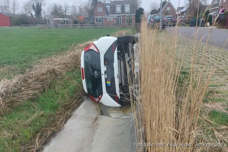 Auto in sloot in Weesp, geen letsel