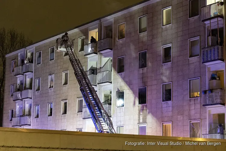 Woning uitgebrand aan de Comeniusstraat, mensen met ladderwagen gered