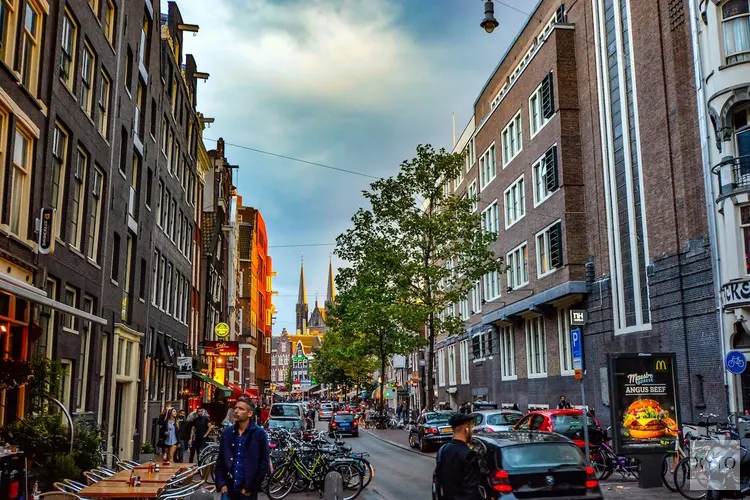 Welke Amsterdamse wijken zijn het populairst onder jonge mensen?