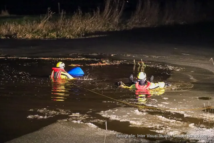 Mogelijk drugsafval aangetroffen in water bij Muiderberg