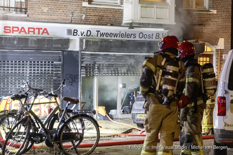 Meerdere woningen ontruimd bij grote brand fietsenwinkel Amsterdam