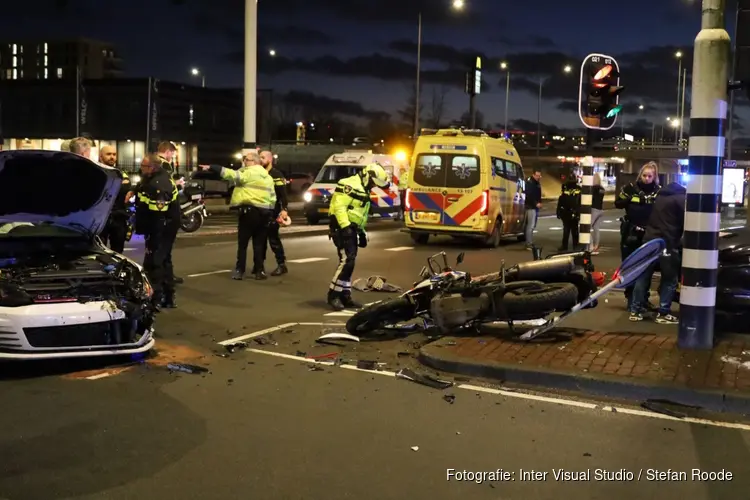 Motoragent gewond bij aanrijding