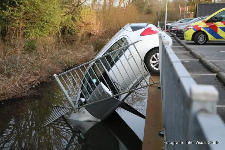 Automobilist rijdt vanaf parkeerplaats te water