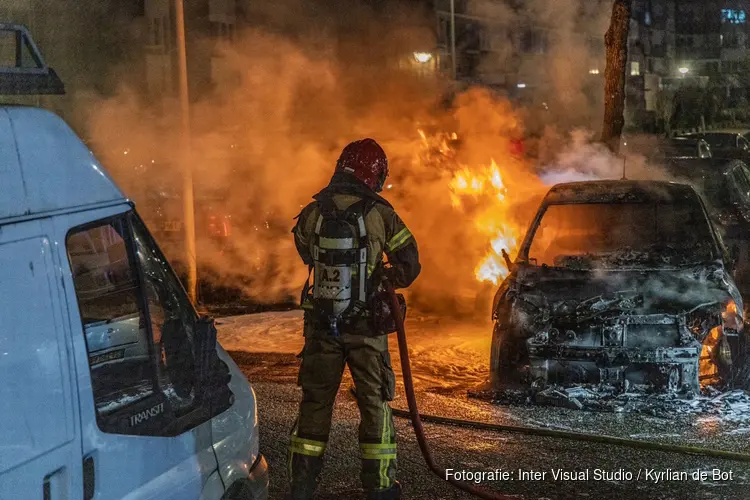 Auto gaat in vlammen op in Zuidoost, vermoeden van brandstichting