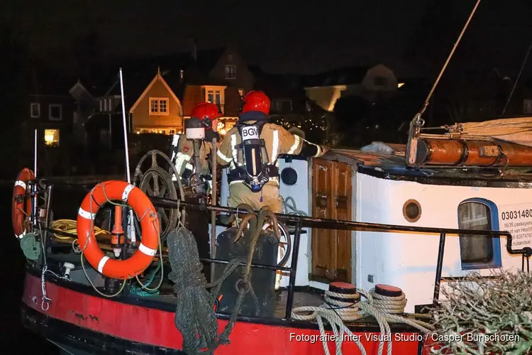 Brand op schip aan Herengracht in Muiden