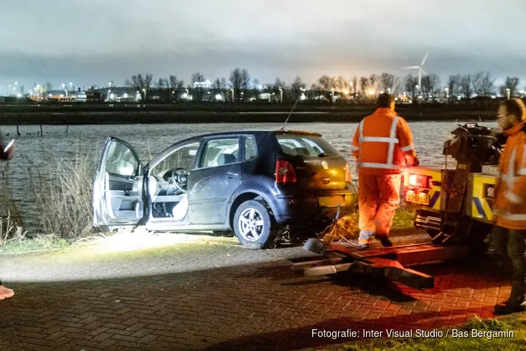 Auto half te water aan Stromboliweg in Amsterdam