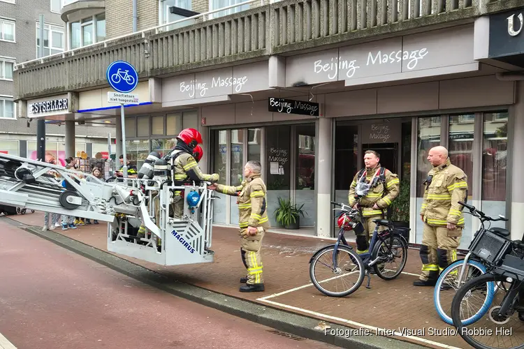 Brandweer verwijderd neonreclame na kortsluiting in Amsterdam