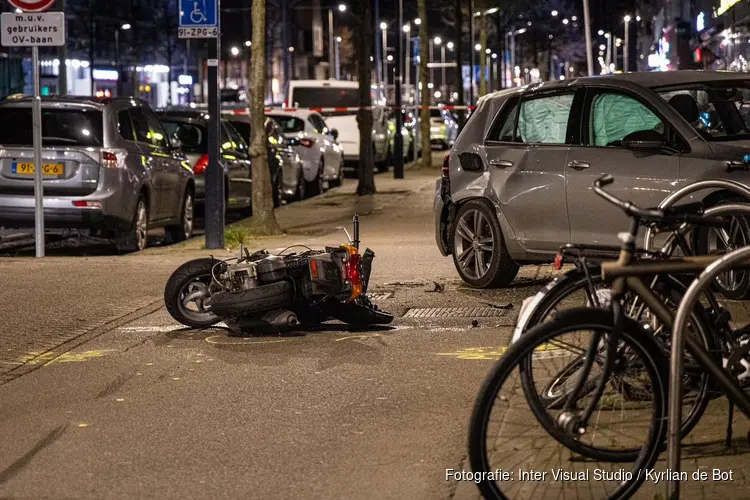 Motorscooter crasht na achtervolging in Amsterdam