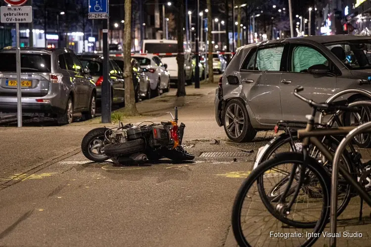 Man (18) zwaargewond na verkeersongeval Pieter Calandlaan: getuigen en/of beelden gezocht