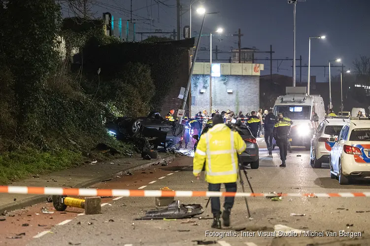 Achtervolging politie eindigt in crash Amsterdam