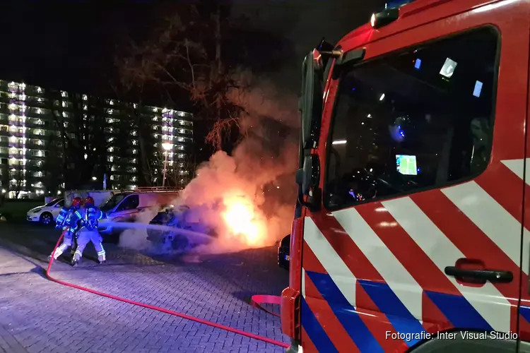 Auto in brand langs Watermolen in Amsterdam-Noord