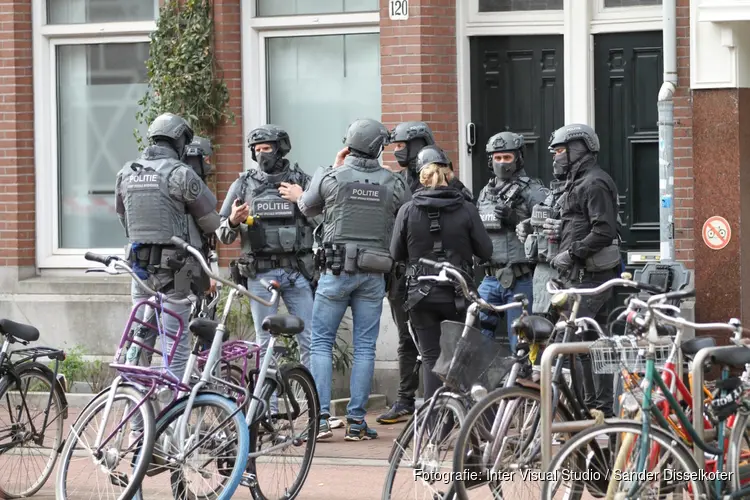 Arrestatieteam aan het werk op Frederik Hendrikstraat in Amsterdam-West