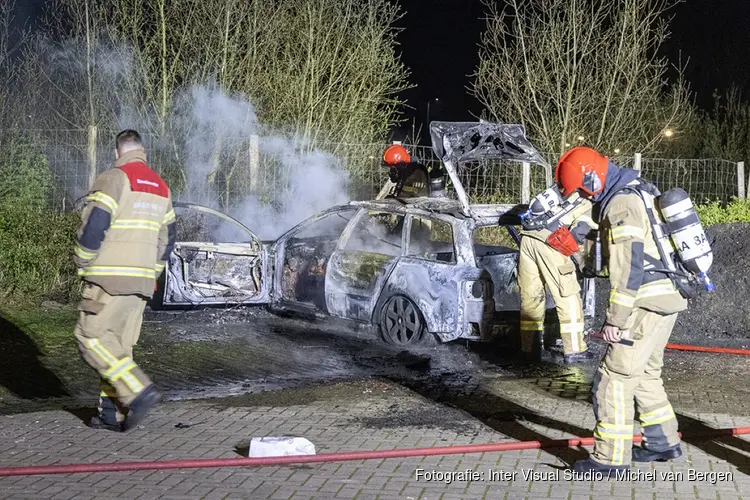 Auto volledig uitgebrand op leeg parkeerterrein in Amsterdam Osdorp