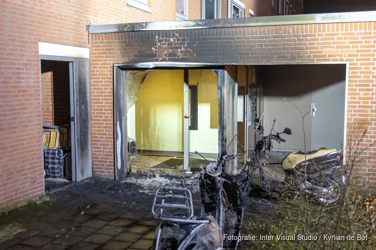 Portiek verwoest door vermoedelijke explosie in Amsterdam-Zuidoost