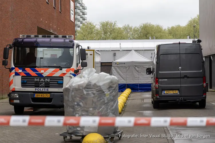 Onderzoek naar overleden persoon op het Buikslotermeerplein in Amsterdam