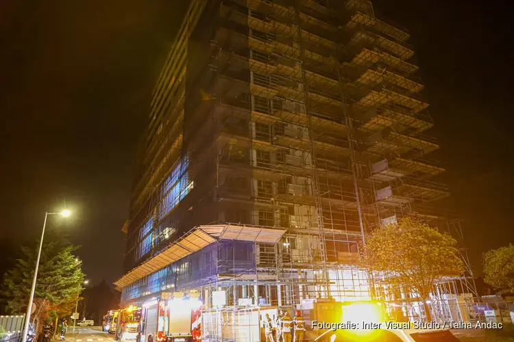 Brand in een flat aan de Stellingweg in Amsterdam-Noord