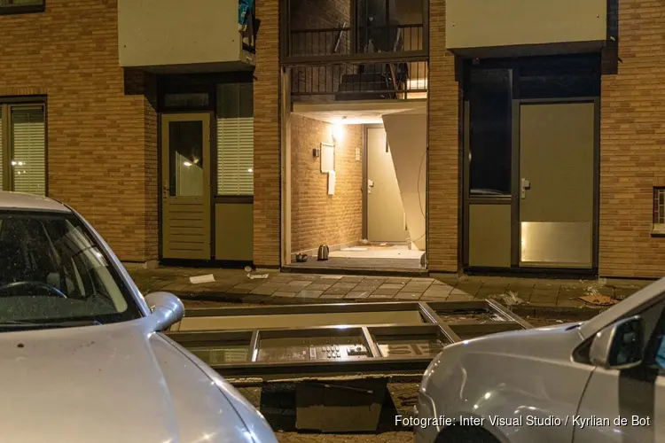 Explosie in flat Amsterdam-Slotermeer: gevel eruit geblazen