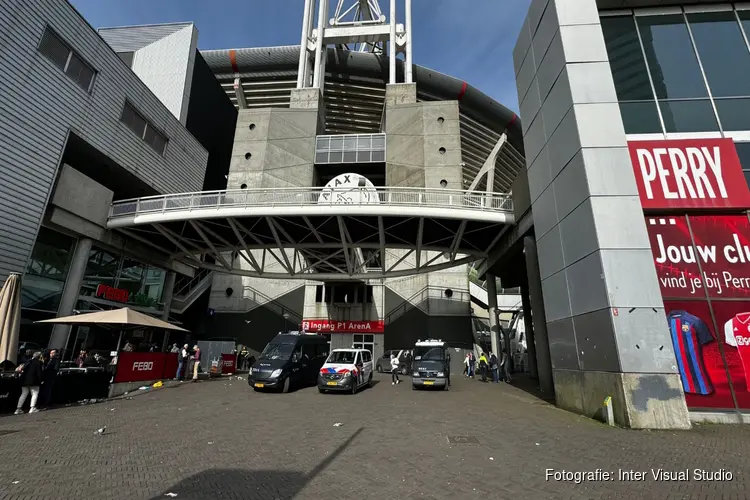 Vier agenten gewond bij ongeregeldheden Arena, Twente-aanhangers aangehouden