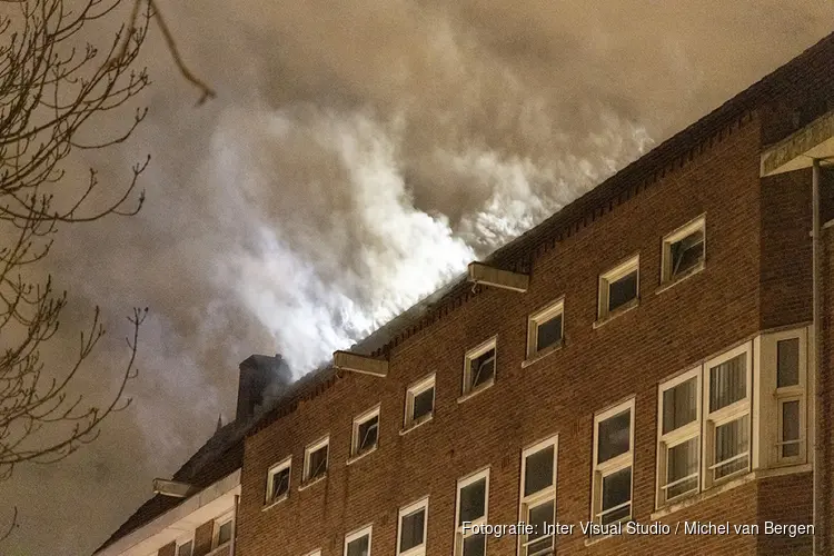 Grote brand in woning Amsterdam, één bewoner naar ziekenhuis