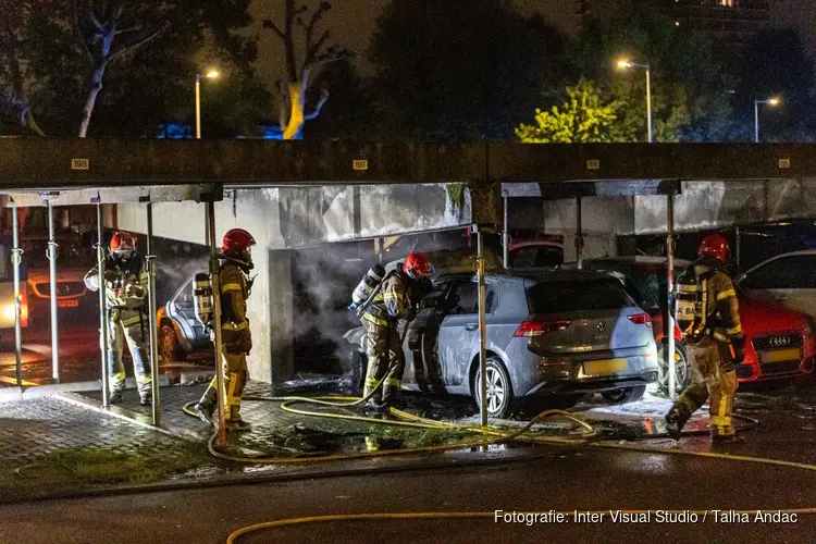 Politie-onderzoek na autobrand in Amsterdam-Zuidoost