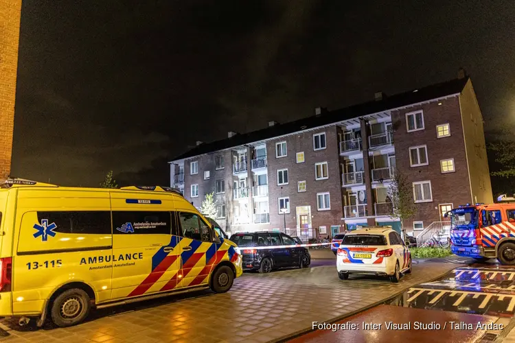 Explosie in Amsterdam Nieuw-West bij portiek appartementencomplex