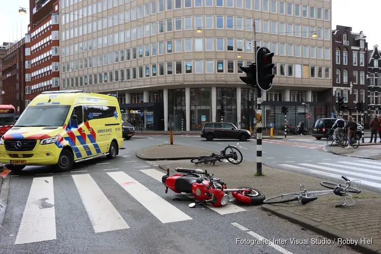 Motorfiets en fietser betrokken bij ongeluk Nassaukade in Amsterdam