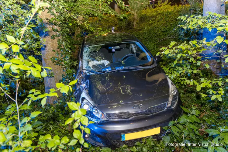 Auto belandt tussen bomen Cornelis Lelylaan