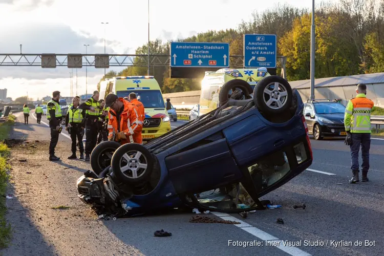 Auto over de kop op A9