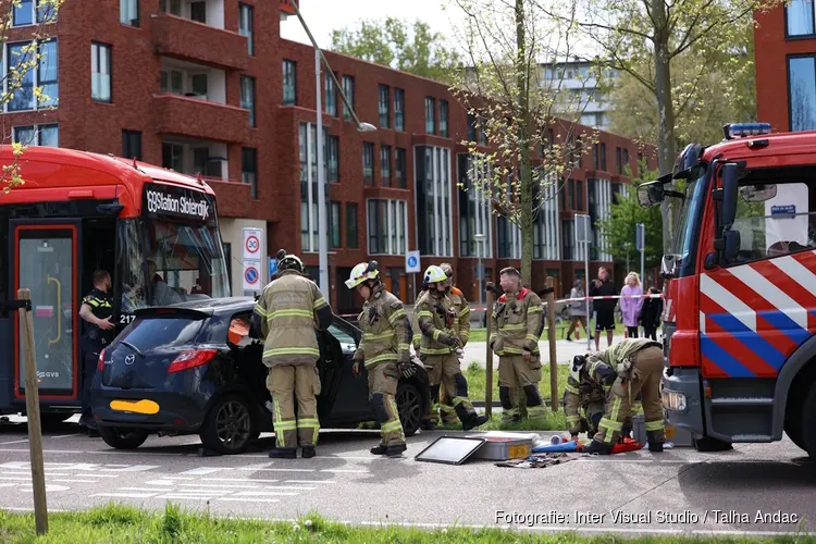 Auto door lijnbus aangereden in Amsterdam Nieuw-West