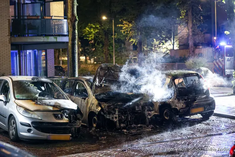 Drie auto's door brand verwoest in Amsterdam Nieuw-West