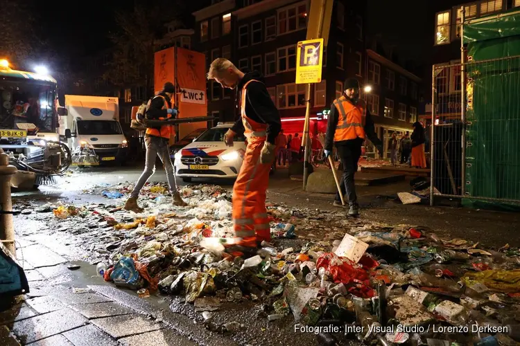 Koningsdag in Amsterdam: Rotzooi opgeruimd door gemeentewerkers