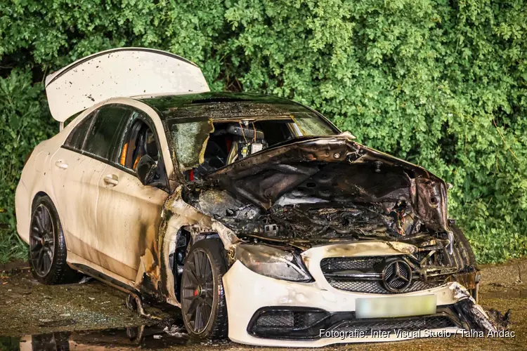 Mercedes volledig uitgebrand in Amsterdam Nieuw-West