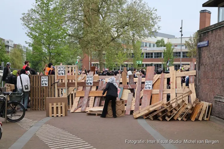 Studenten bouwen barricades op bij Roeterseiland