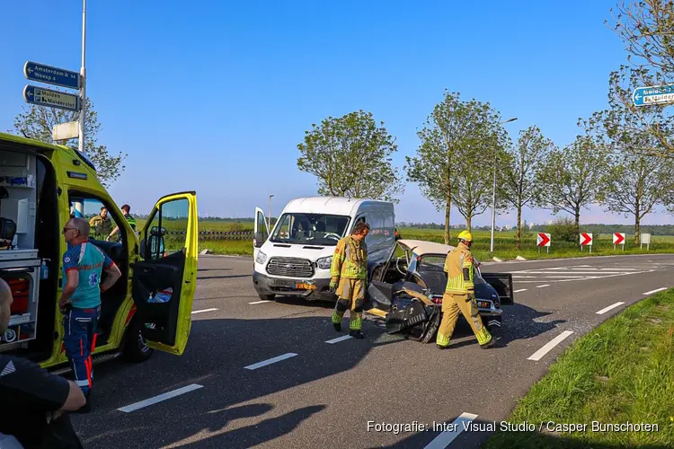 Oldtimer en bestelauto botsen met elkaar in Muiden