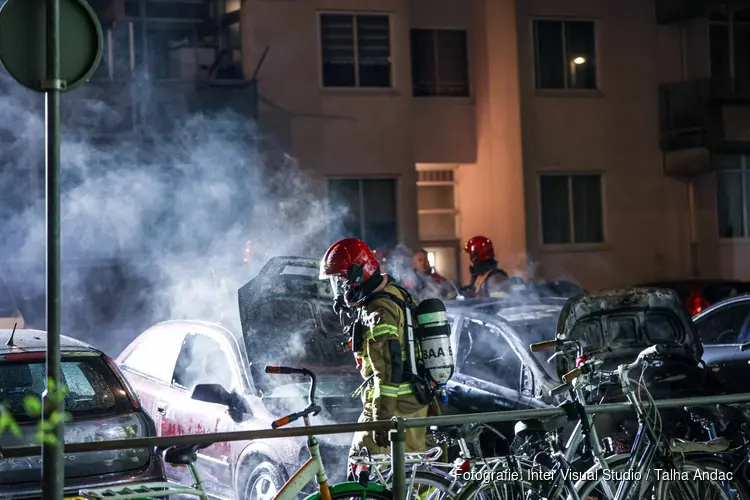 Twee auto's door brand verwoest in Amsterdam-Noord