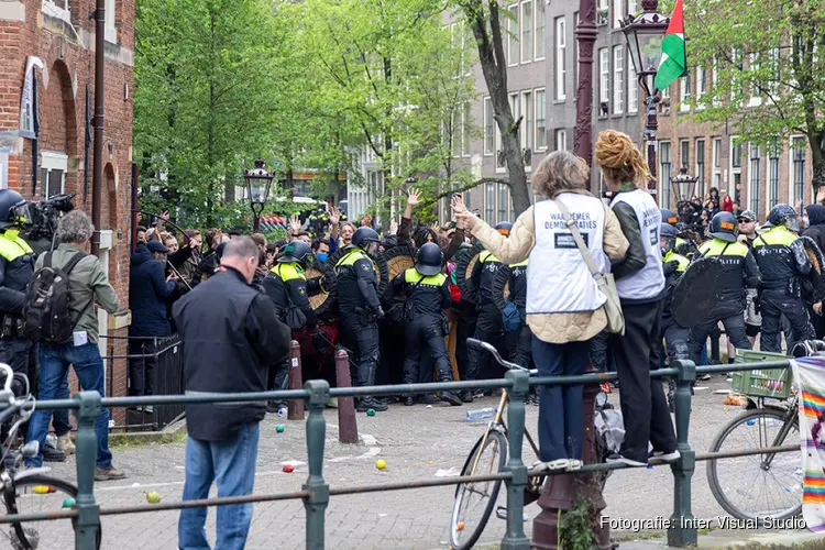 Amsterdamse politie start optreden tegen demonstratie Binnengasthuis