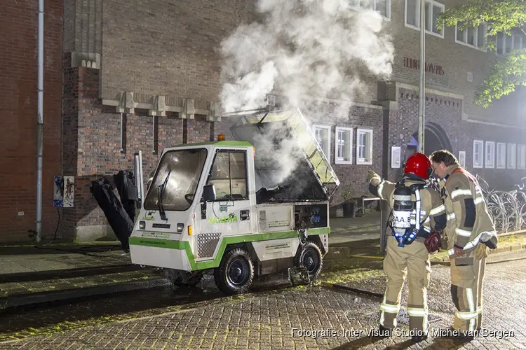 Bedrijfswagen in vlammen op aan de Tugelaweg