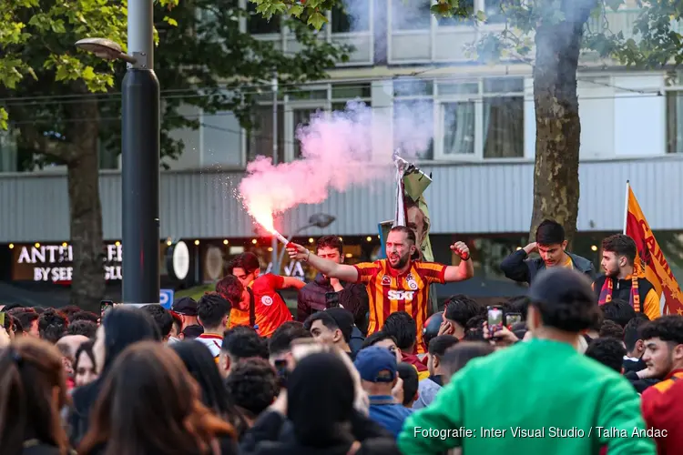 Galatasaray-fans vieren titel op Plein 40-45