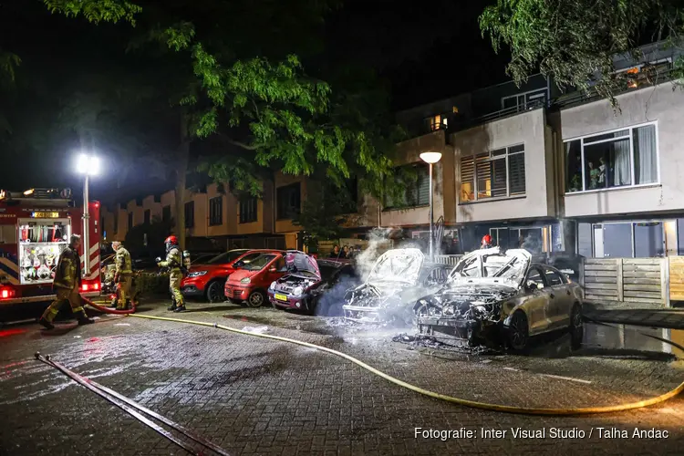 Twee auto's compleet uitgebrand in Amsterdam-Noord