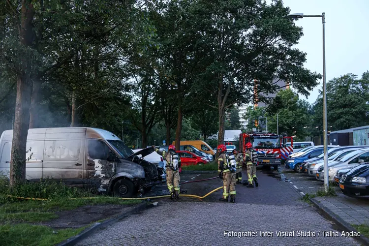 Bestelbus zwaar beschadigd na brand in Noord