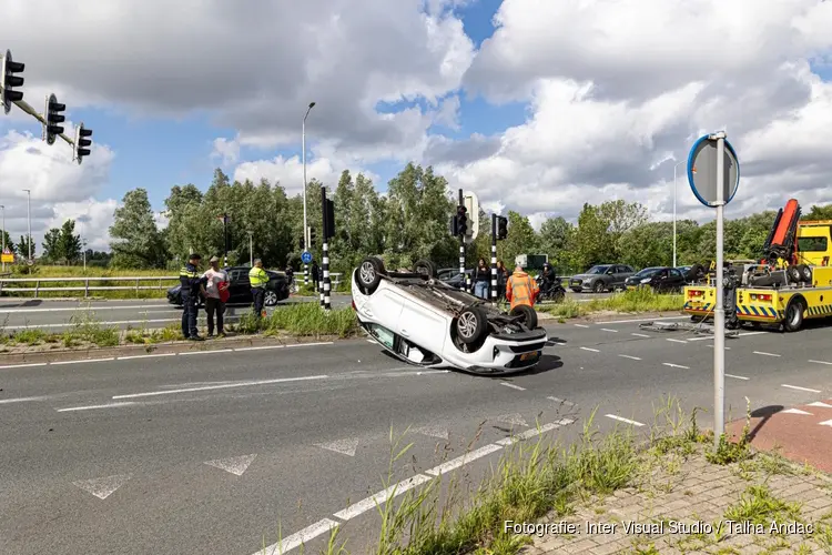 Auto op de kop op Haarlemmerweg in Amsterdam