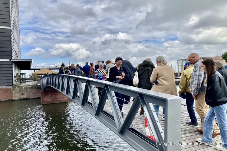 Nieuwe brug op IJburg verbindt buurt en haven